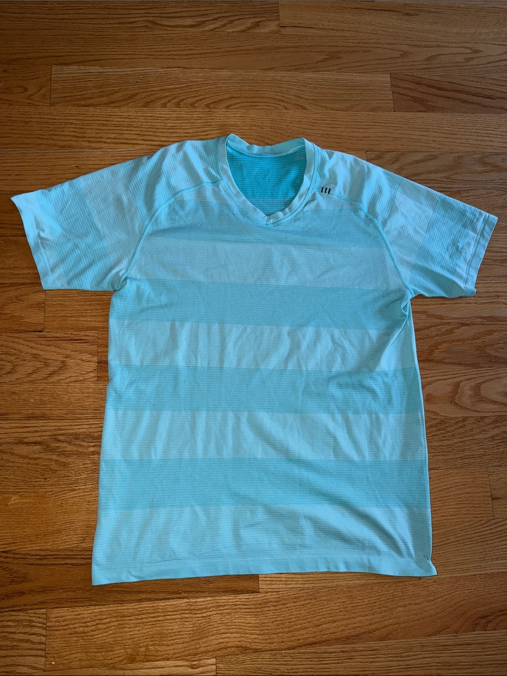 Lululemon Aqua Turquoise Stripe Metal Vent Tech V-neck Short sleeve Shirt Size L